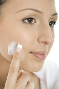Peelingpaste fürs Gesicht, den Körper, das Dekolleté und die Haare